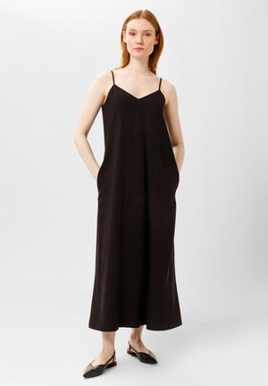 Robe maxi noire sans manches avec bretelles spaghetti réglables, forme A, deux poches latérales, texture lisse et décolleté en V.