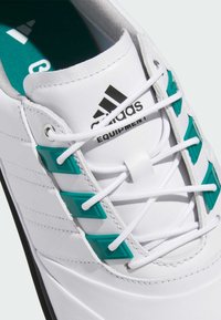 Białe sportowe buty z teksturowanym syntetycznym wierzchem, turkusowymi akcentami, czarną podeszwą i białymi sznurowadłami, z logo i brandingiem marki Adidas.