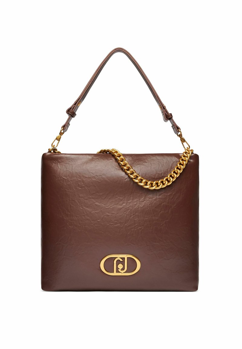 Borsa a tracolla in pelle marrone con texture, dotata di una catena dorata e dalla forma rettangolare piatta. Presenta un logo dorato prominente sul davanti.