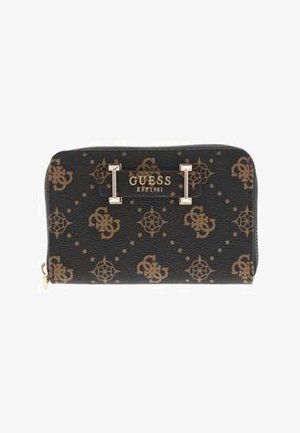 Portefeuille noir Guess avec fermeture éclair sur tout le pourtour, logos marron à motifs et quincaillerie dorée, comportant la mention "GUESS EST. 1981" sur la plaque avant.