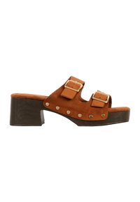 Mule en daim marron à bout ouvert avec deux boucles dorées réglables, accents cloutés et plateforme à talon épais foncé.