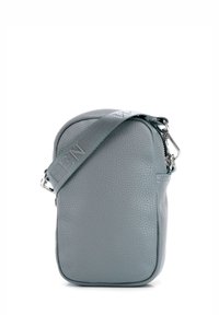 Piccola borsa a tracolla in pelle grigia con finitura testurizzata, chiusura con zip e tracolla regolabile. Presenta bordi arrotondati e un logo discreto.