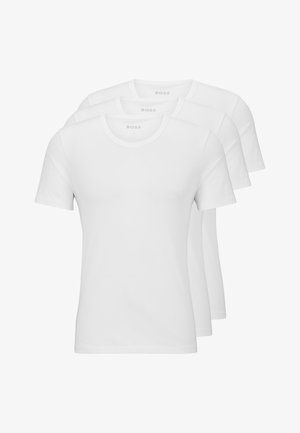 Drei weiße Baumwoll-T-Shirts mit Rundhalsausschnitt, kurzen Ärmeln und einem dezenten Logo auf der Brust, mit glatter Textur und klassischem Schnitt.