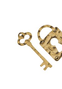 Mosiężny klucz z ozdobnym uchwytem i trzonem, obok pasujący zamka z okrągłym kształtem i otworem na klucz, oba z fakturowanym wykończeniem.