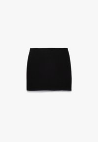 Czarna mini spódnica z miękkiego materiału, charakteryzująca się prostym krojem i bez widocznych szwów. Minimalistyczny design z jednolitą teksturą.
