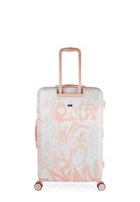 Maleta rígida de color blanco con estampado de grafiti rosa. Cuenta con un asa retráctil y cuatro ruedas multidireccionales para facilitar la movilidad.