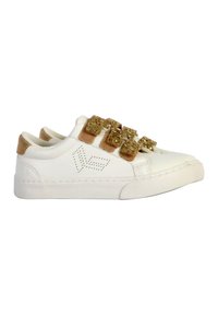 Baskets blanches avec une finition en cuir lisse, dotées de trois bandes Velcro en paillettes dorées et d'un accent de talon couleur beige. Détails de logo perforés sur le côté.