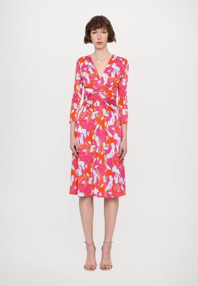 Knie-langes Kleid in lebhaftem Pink, Orange und hellblauen Mustern. Verfügt über lange Ärmel und ein Wickeldesign mit geraffter Taille.