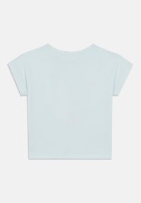 Ανοιχτό γαλάζιο κοντομάνικο μπλουζάκι από απαλό βαμβάκι, με κοντά μανίκια και στρογγυλή λαιμόκοψη. Ομαλή υφή χωρίς σχέδια ή διακοσμητικά στοιχεία.