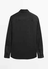 Camicia nera a maniche lunghe con bottoni e colletto, mostrata da dietro su uno sfondo bianco.