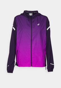 Chaqueta ligera con cremallera en degradado púrpura, que pasa de oscuro a claro. Con capucha, detalles reflectantes y bolsillos laterales.