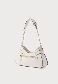 Borsa sintetica bianca dalla forma curva, con tracolla in catena e pelle, tasca frontale con cerniera e bordi neri a contrasto.