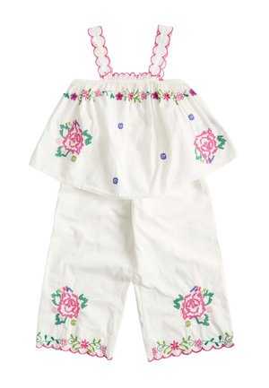 Conjunto blanco para niño pequeño con bordado floral en rosa y verde, tirantes con borde festoneado y pantalones a juego con dobladillos bordados.