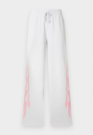 Ανοιχτό γκρι φόρμα με φαρδιές παντελόνες, ελαστική μέση, κορδόνι και ροζ σχέδια φλόγας και στις δύο πλευρές.