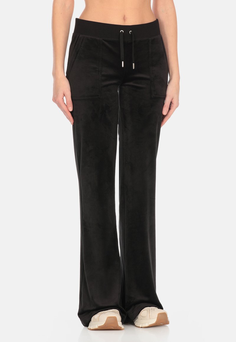 Pantaloni neri a zampa d'elefante realizzati in un morbido tessuto testurizzato con vita regolabile e tasche frontali, caratterizzati da una silhouette elegante e aderente.