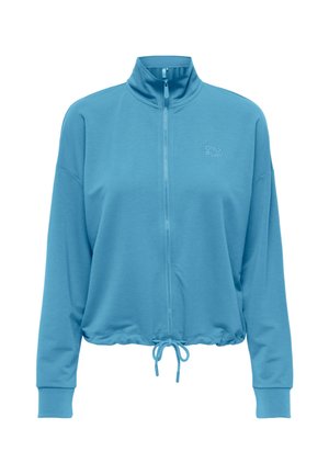 Chaqueta azul claro con cremallera, cuello alto, mangas largas, dobladillo con cordón y pequeño logo "ONLY PLAY" en el pecho.