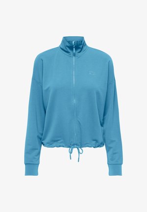 Chaqueta azul claro con cremallera, cuello alto, mangas largas, dobladillo con cordón y pequeño logo "ONLY PLAY" en el pecho.