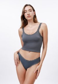 Grijze katoenen tanktop met gegolfde kantafwerking op de bandjes, gecombineerd met bijpassend ondergoed met kantranden, een gladde textuur en een aansluitend ontwerp.