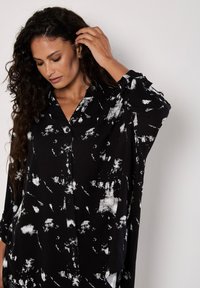 Apricot OVERSIZED - Camicia - black