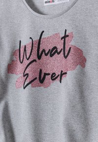 Grå bomulds t-shirt med et glitrende pink børstestrøg og teksten "What Ever" i fed sort skrifttype.