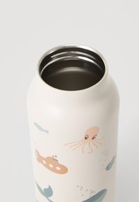 Bouteille d'eau en acier inoxydable avec une finition crème mate, ornée d'illustrations colorées d'animaux marins, avec des contours lisses et un bord métallique.
