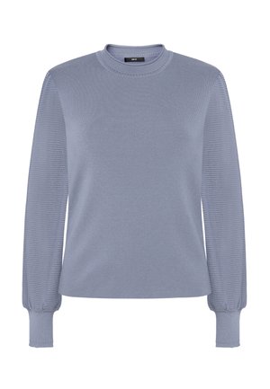 Lyseblå strikket sweater med lange, halvgennemsigtige teksturerede ærmer samt ribstrikkede manchetter og krave, set forfra, uden baggrund.