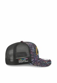 Schwarze Kappe mit einem bunten gesprenkelten Muster, Mesh-Rücken und gelben Akzenten. Mit einem Etikett "CRUCIAL CATCH INTERCEPT CANCER".
