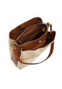 Borsa in tessuto beige intrecciato con rifiniture in pelle marrone. Dotata di chiusura a zip superiore, tasche interne e una tracolla rimovibile.