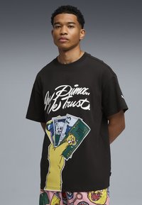 Czarny bawełniany T-shirt z wyraźnym białym napisem "W Pumie Ufa�ń" oraz grafiką żółtej ręki trzymającej ilustrację banknotów.