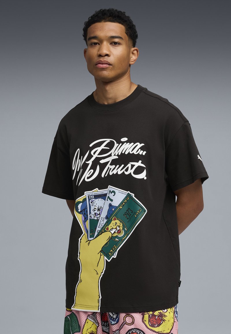 Czarny bawełniany T-shirt z wyraźnym białym napisem "W Pumie Ufań" oraz grafiką żółtej ręki trzymającej ilustrację banknotów.