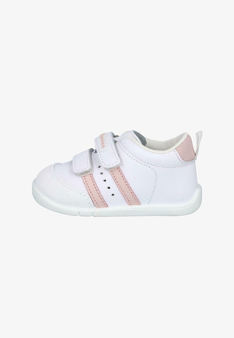 Zapatilla blanca con detalles de cuero rosa, dos correas de velcro, puntera texturizada y suela de goma blanca. Detalle perforado en el talón.