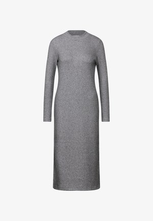 Robe grise à manches longues en tissu tricoté côtelé. Elle présente un col rond et une silhouette ajustée, s'étendant jusqu'à mi-mollet.