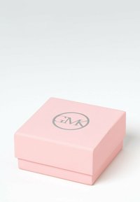 Scatola rettangolare rosa con una superficie liscia e un coperchio removibile, caratterizzata da un logo circolare grigio con le lettere 'GMK' sulla parte superiore.