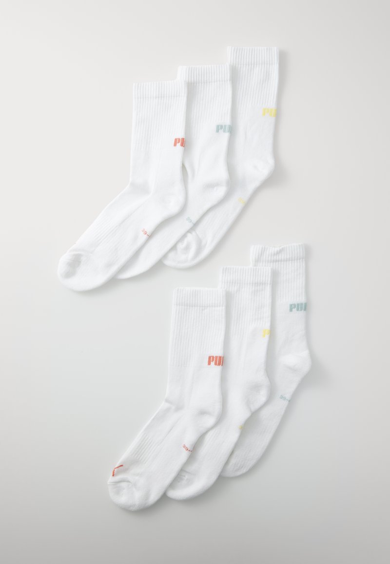 Chaussettes en coton blanches avec une texture côtelée, arborant le logo "PUMA" dans des couleurs pastel : rose, bleu et jaune sur différentes paires.
