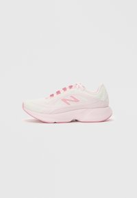 Lyserosa og hvite New Balance løpesko med mesh-overdel og polstret såle, sidevinkel på hvit bakgrunn.
