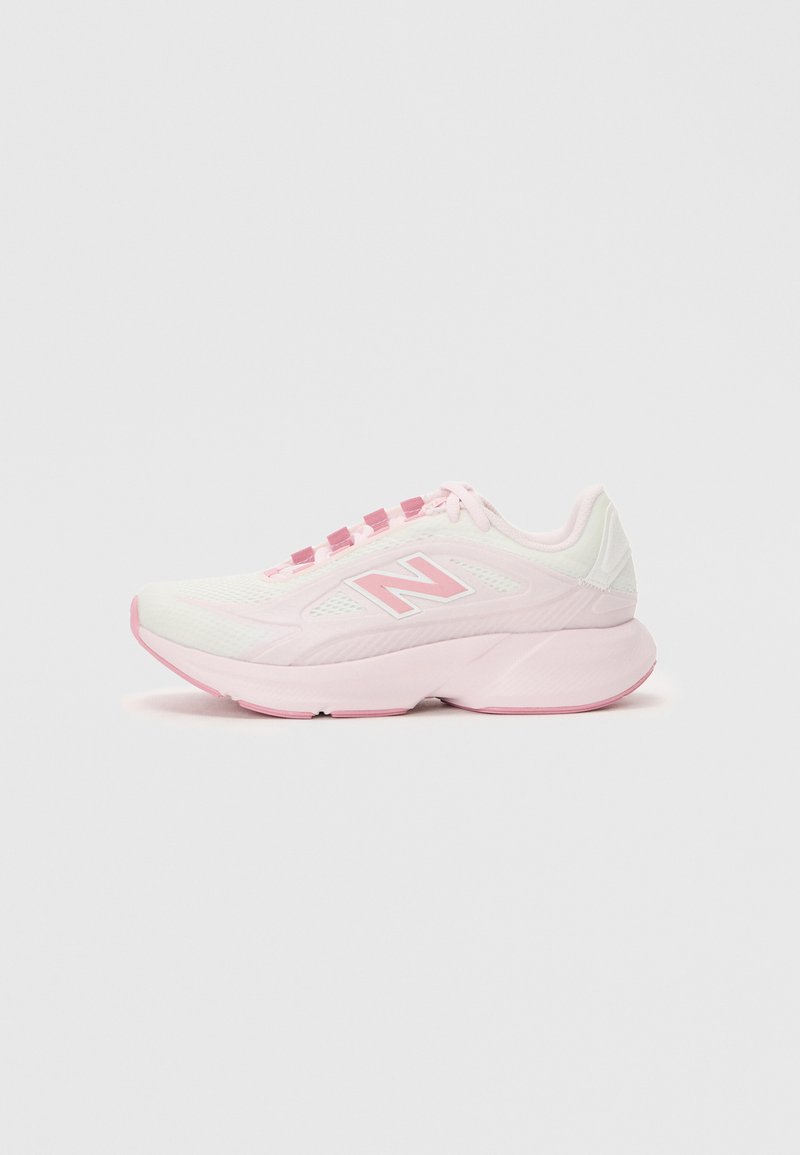 Lyserosa og hvite New Balance løpesko med mesh-overdel og polstret såle, sidevinkel på hvit bakgrunn.