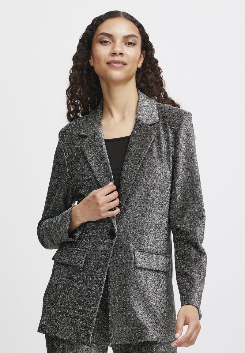 Glanzende zwarte en zilveren blazer met een enkele knop, notch-revers en twee voorke pockets, gemaakt van een gestructureerde, metallic stof.