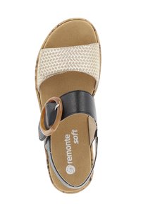 Sandali neri e beige con una striscia beige strutturata, fibbia circolare marrone e plantare imbottito con dettaglio del logo.