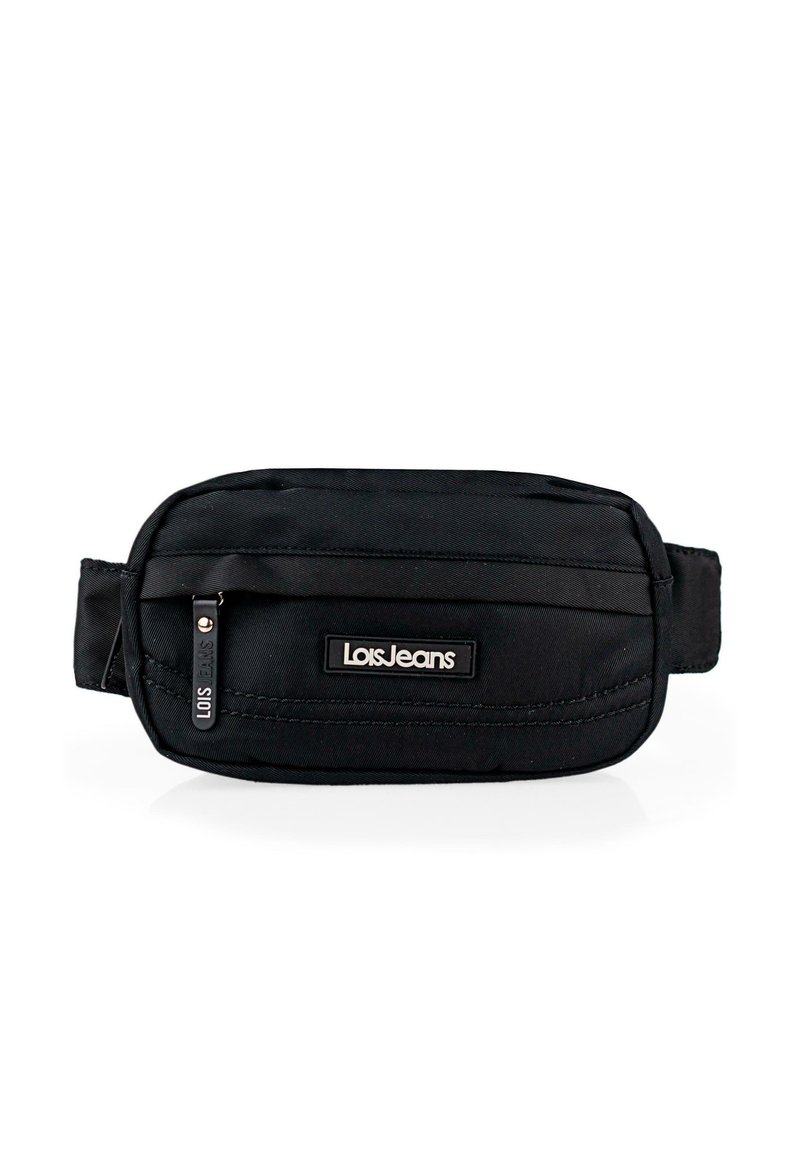 Riñonera de nylon negra con un bolsillo frontal con cremallera, logo en relieve y correa ajustable. Forma rectangular compacta con una textura suave.