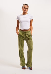 Juicy Couture TINA - Treniņtērpa apakšdaļas - mosstone