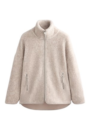 Beige fleece jack met een hoge kraag, een ritssluiting aan de voorkant en zijzakken. Heeft een zachte textuur en een iets langere achterkant.
