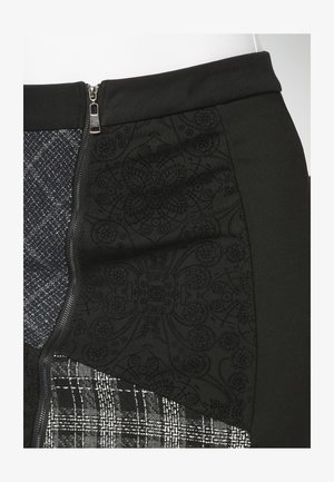 Fekete szoknya texturált anyagrészekkel. Mintás fekete panellel, kockás mintával és oldalsó cipzárral rendelkezik.