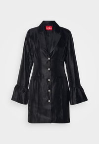 Črn blazer iz mehkega materiala, ki ima dolge zvončaste rokave, prilegan kroj, šest dekorativnih gumbov in sprednje žepe.