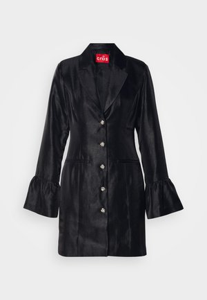 Must mustikas, pehmeast kangast bleiser, millel on pikad kellukesed varrukad, keha lähedane siluett, kuus dekoratiivset nuppu ja ees olevad taskud.