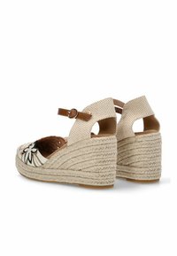 Sandalias de cuña con suela de yute trenzado, parte superior de tela beige, correa marrón ajustable y diseño floral bordado en la punta.