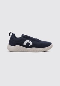 Baskets navy avec tige en tissu lisse, semelle en caoutchouc blanc texturé et grand logo blanc sur le côté. Comprend des lacets et une languette.