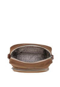 Bolso de mano de cuero marrón con un exterior liso, cierre de cremallera y logotipo. El interior presenta un forro con un patrón y una marca en tonos claros.