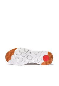 Witte sneaker buitenzool met hexagonaal loopvlakpatroon, gestructureerd oppervlak en oranje rubberen accent bij de hak. Rode cirkelvormige logo dichtbij de zool.