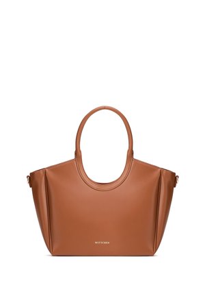 Hnědá kožená taška typu tote s zaoblenými rukojeťmi a jemným značením na přední straně, s pevnou obdélníkovou formou a hladkým povrchem.