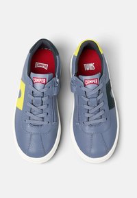 Sneaker in pelle blu con accenti gialli e verdi, punta tonda, chiusura con lacci e solette rosse con il marchio "CAMPER" e "TWINS".